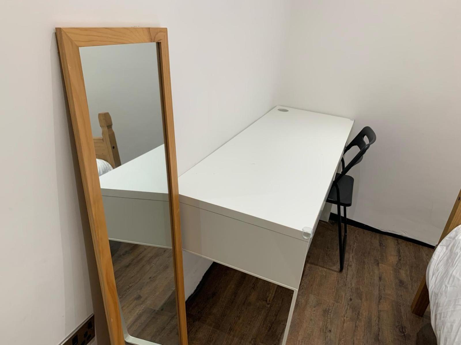 Private Room, Renovated With Large Size White Desk In Se9 6pg Séjour chez l'habitant *