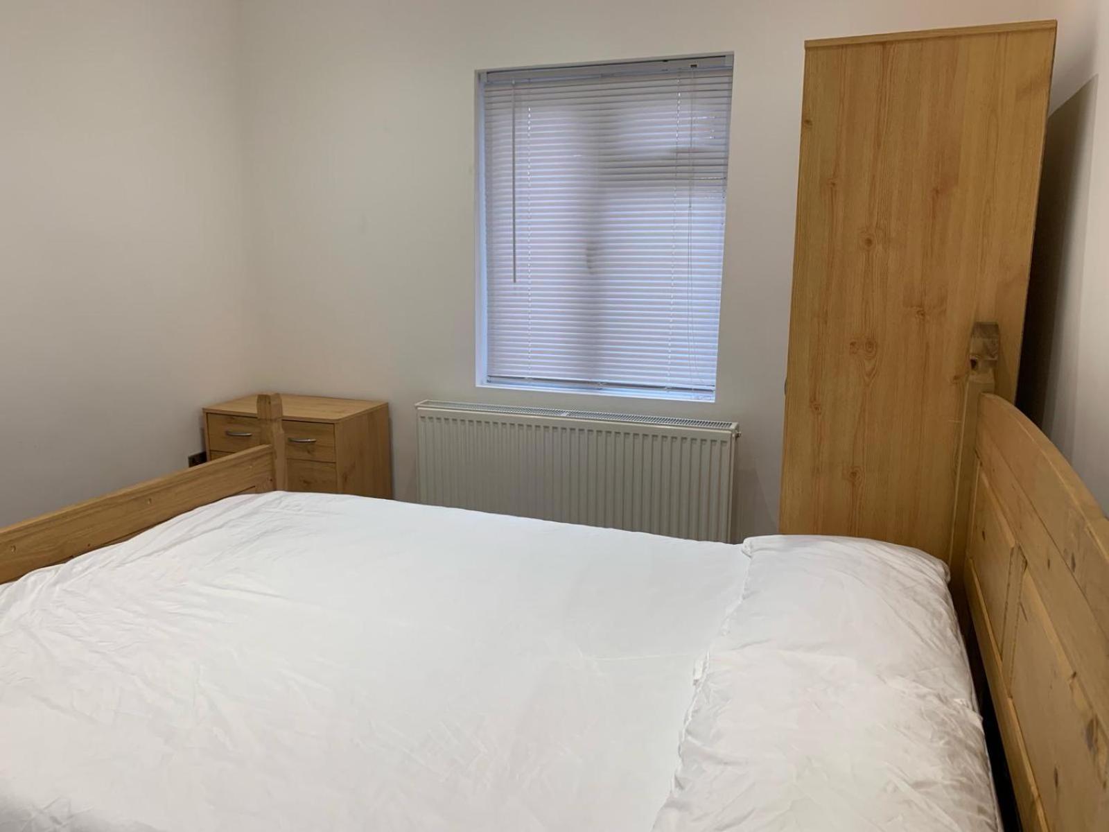 Private Room, Renovated With Large Size White Desk In Se9 6pg * Londres