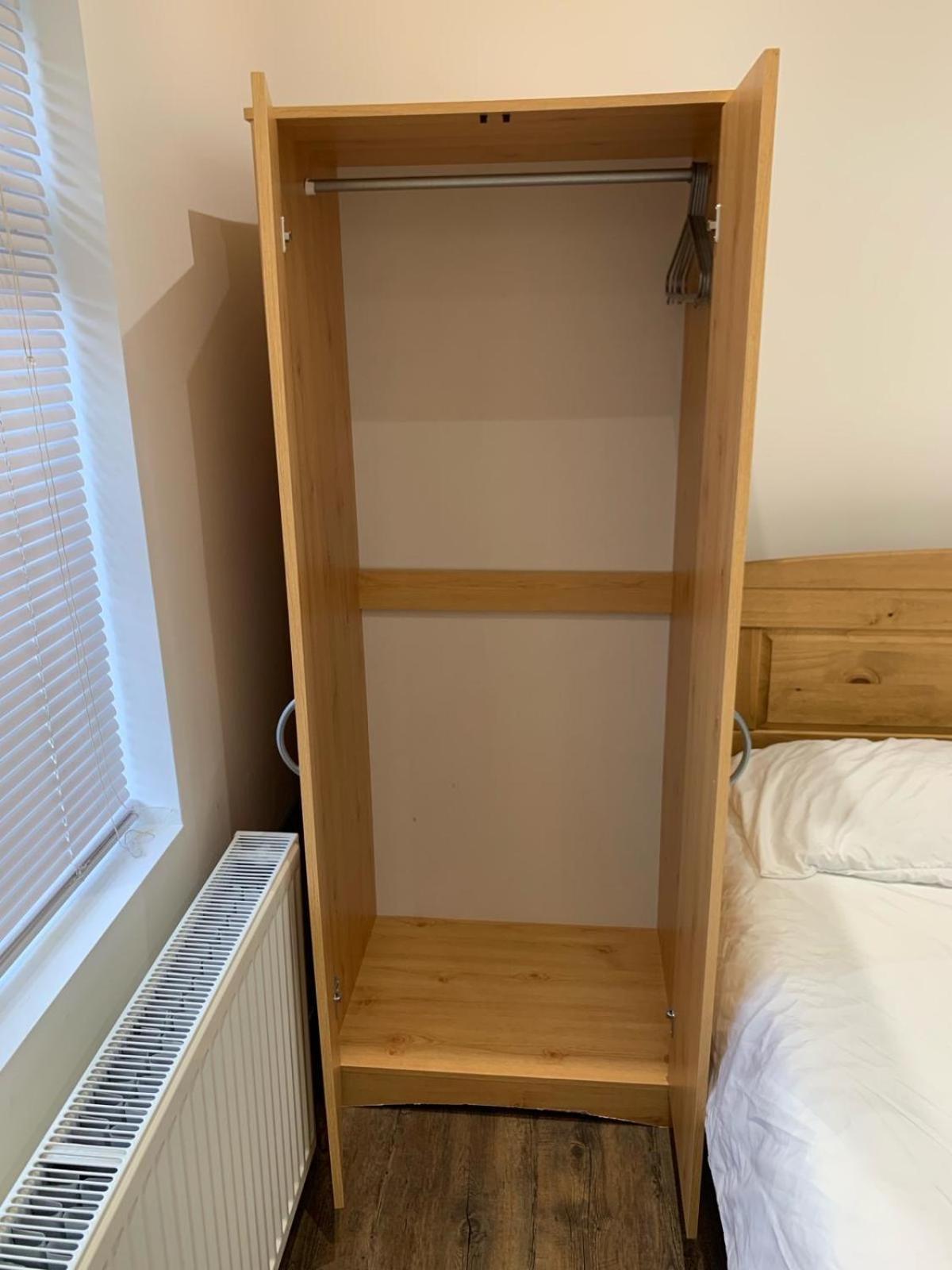 Séjour chez l'habitant Private Room, Renovated With Large Size White Desk In Se9 6pg *