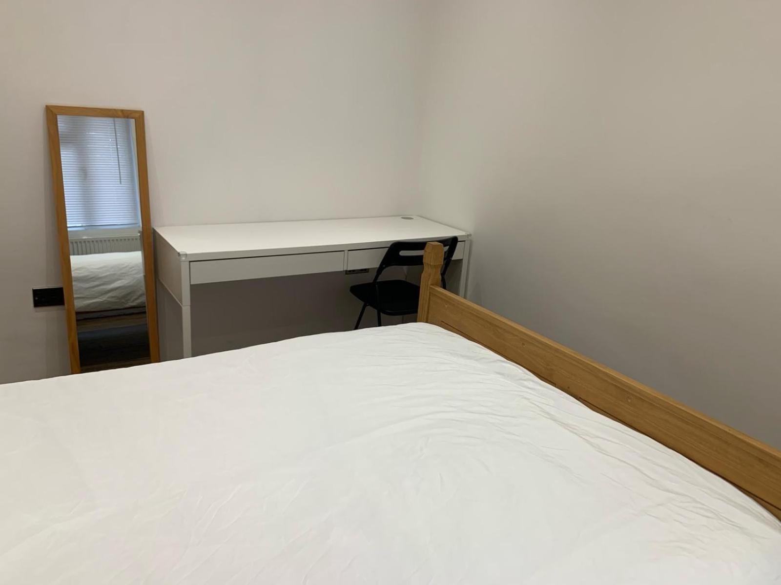 Private Room, Renovated With Large Size White Desk In Se9 6pg * Londres