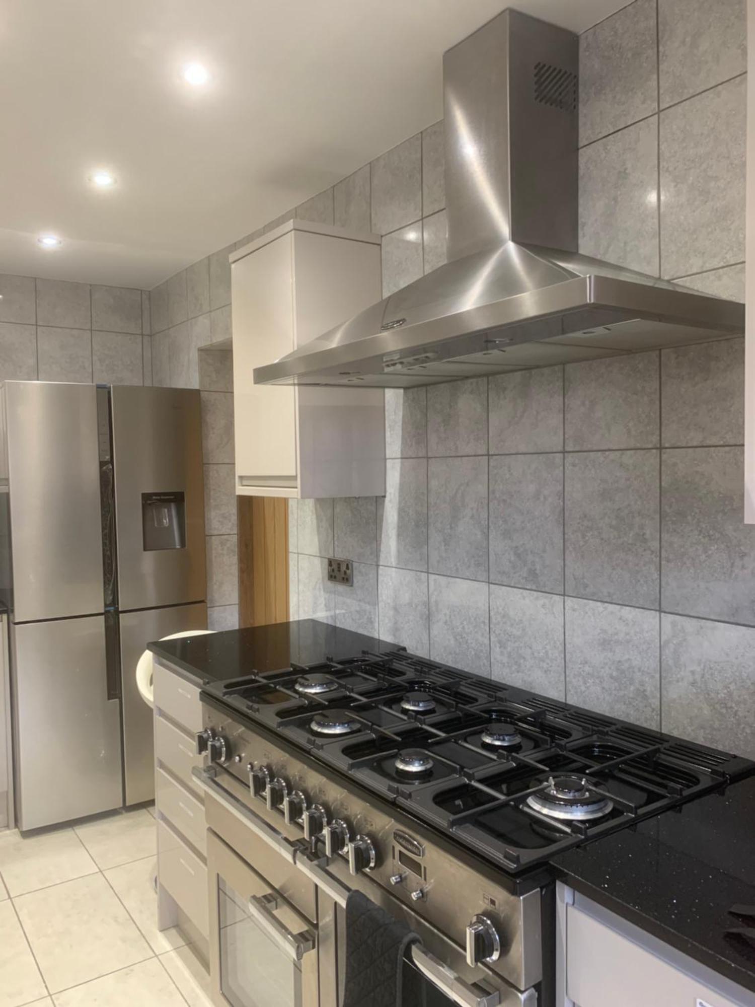 Private Room, Renovated With Large Size White Desk In Se9 6pg * Londres