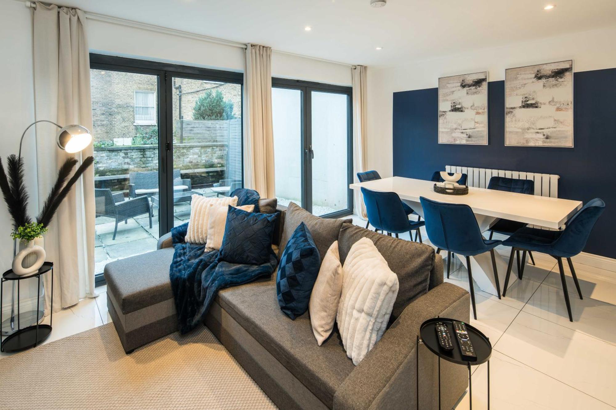 Charming 2-bed House In Londres