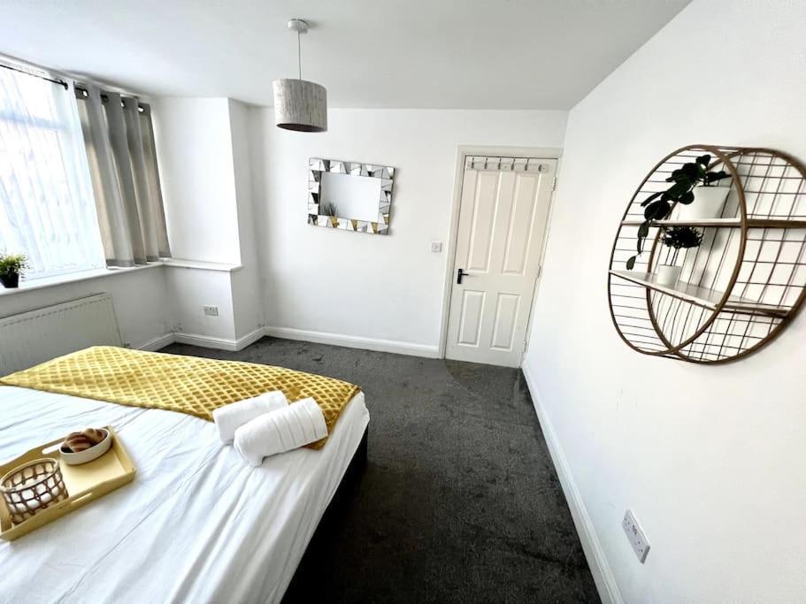 Modern 2 Bed Close To Mall With Parking & Garden Holiday home
