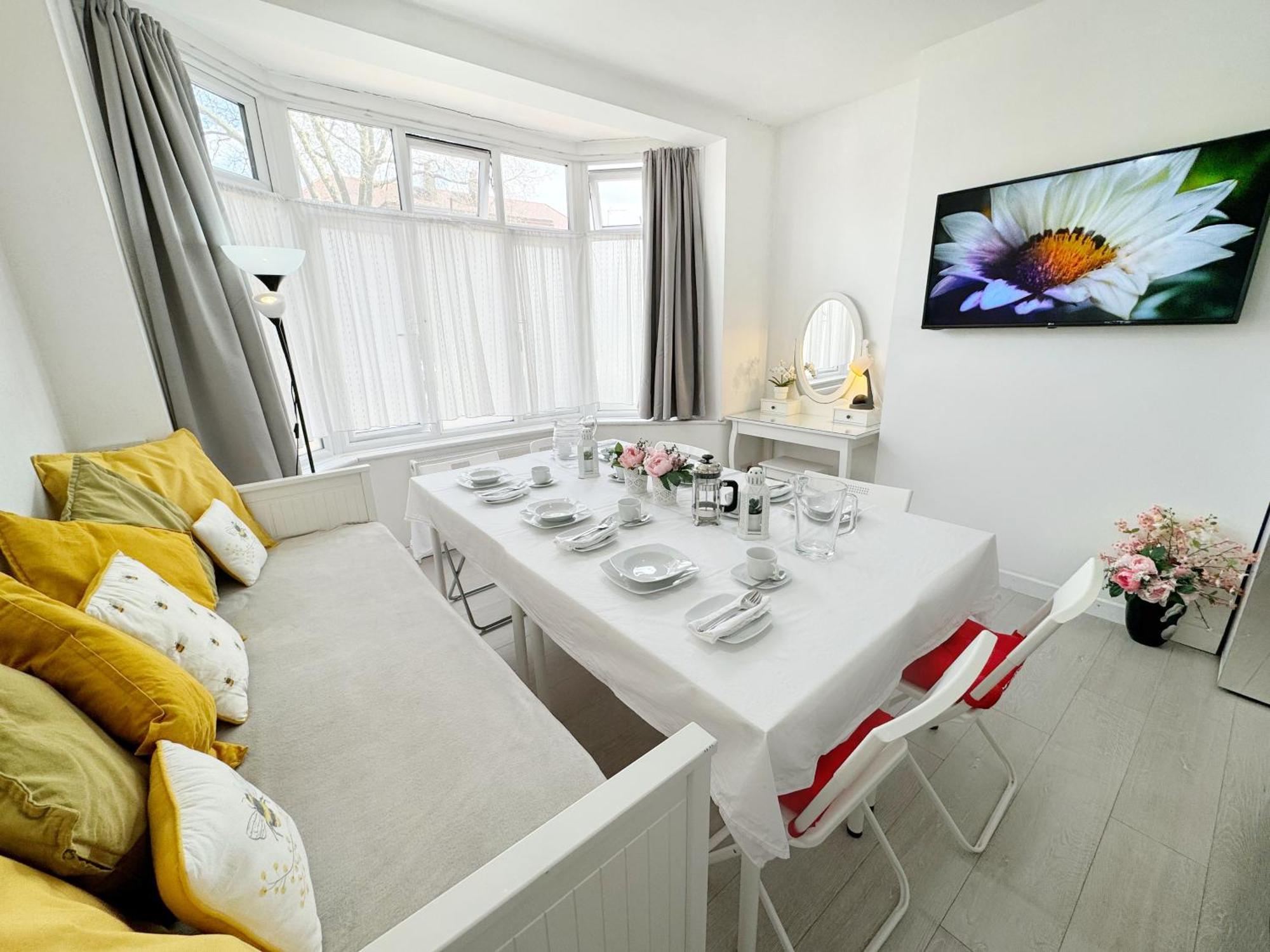 Gasthof Luxurious House Near Excel- Air Conditioning, 9 Beds, 2 Baths, Garden, Fast Wifi *