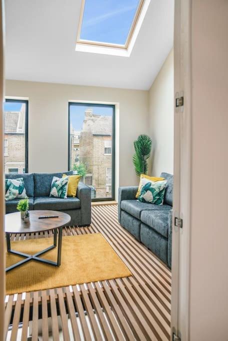 Tottenham- Exquisite 4-bed Retreat With Ping Pong And Pool - Sleeps 7, Free Parking, Contractors & Long Welcome * Londres