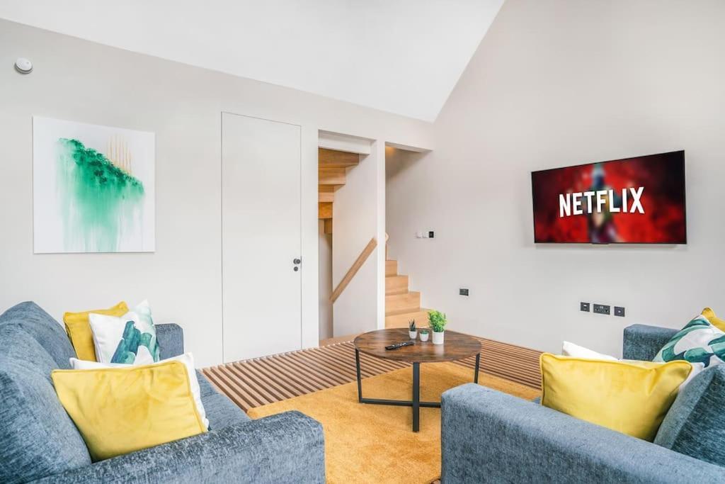 Tottenham- Exquisite 4-bed Retreat With Ping Pong And Pool - Sleeps 7, Free Parking, Contractors & Long Welcome