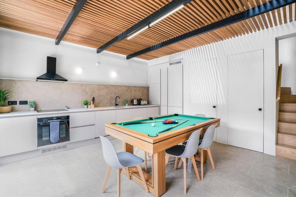 Tottenham- Exquisite 4-bed Retreat With Ping Pong And Pool - Sleeps 7, Free Parking, Contractors & Long Welcome *