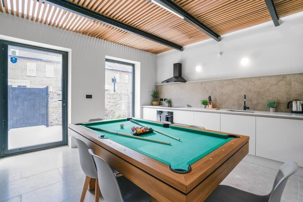 Tottenham- Exquisite 4-bed Retreat With Ping Pong And Pool - Sleeps 7, Free Parking, Contractors & Long Welcome Apartamento Londres
