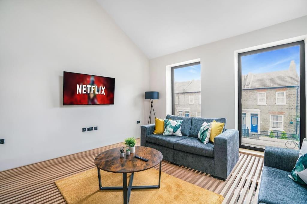 Tottenham- Exquisite 4-bed Retreat With Ping Pong And Pool - Sleeps 7, Free Parking, Contractors & Long Welcome Apartamento *