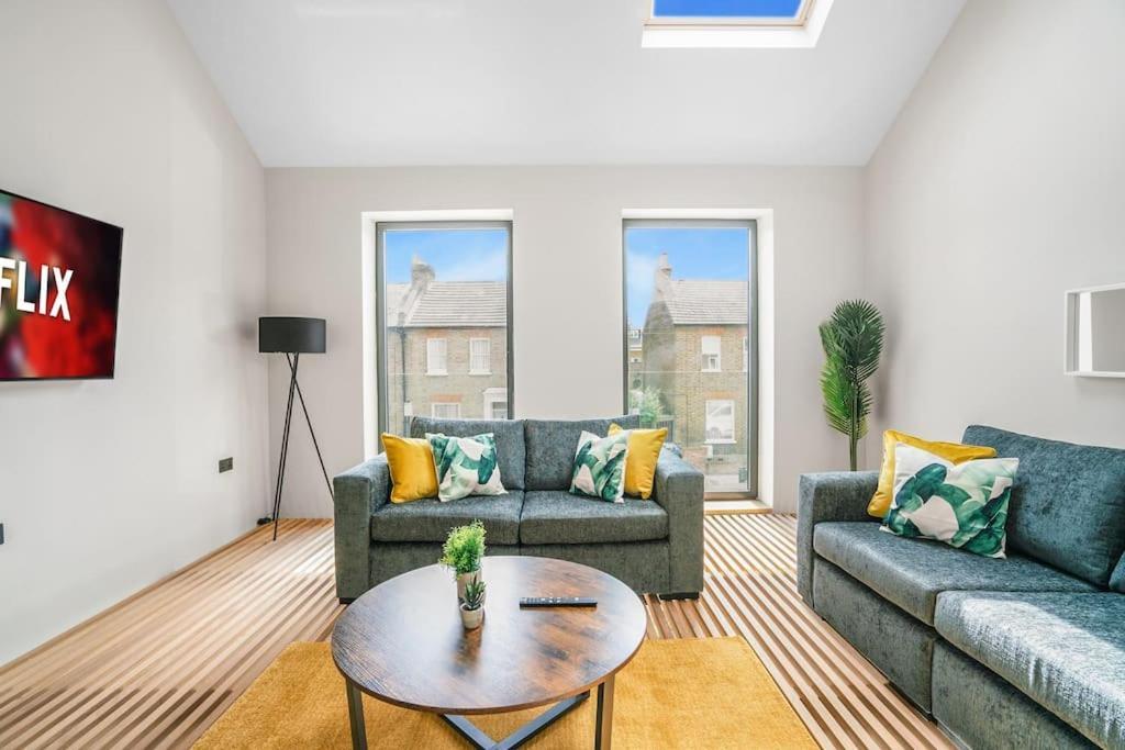 Tottenham- Exquisite 4-bed Retreat With Ping Pong And Pool - Sleeps 7, Free Parking, Contractors & Long Welcome * Londres