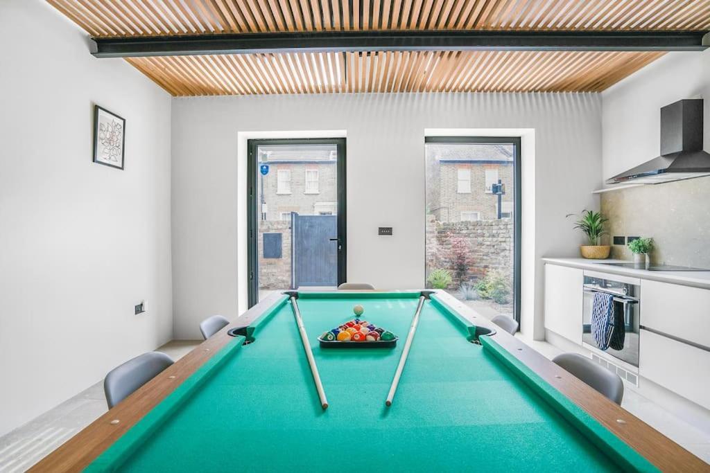 Tottenham- Exquisite 4-bed Retreat With Ping Pong And Pool - Sleeps 7, Free Parking, Contractors & Long Welcome Apartamento Londres