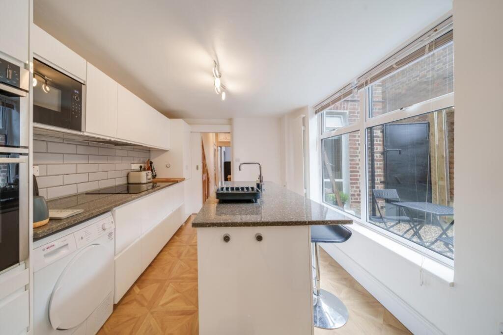 Large Two Bedroom Londres