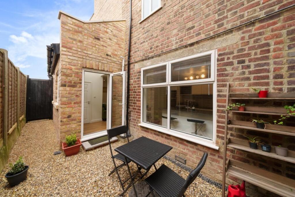 Large Two Bedroom Londres