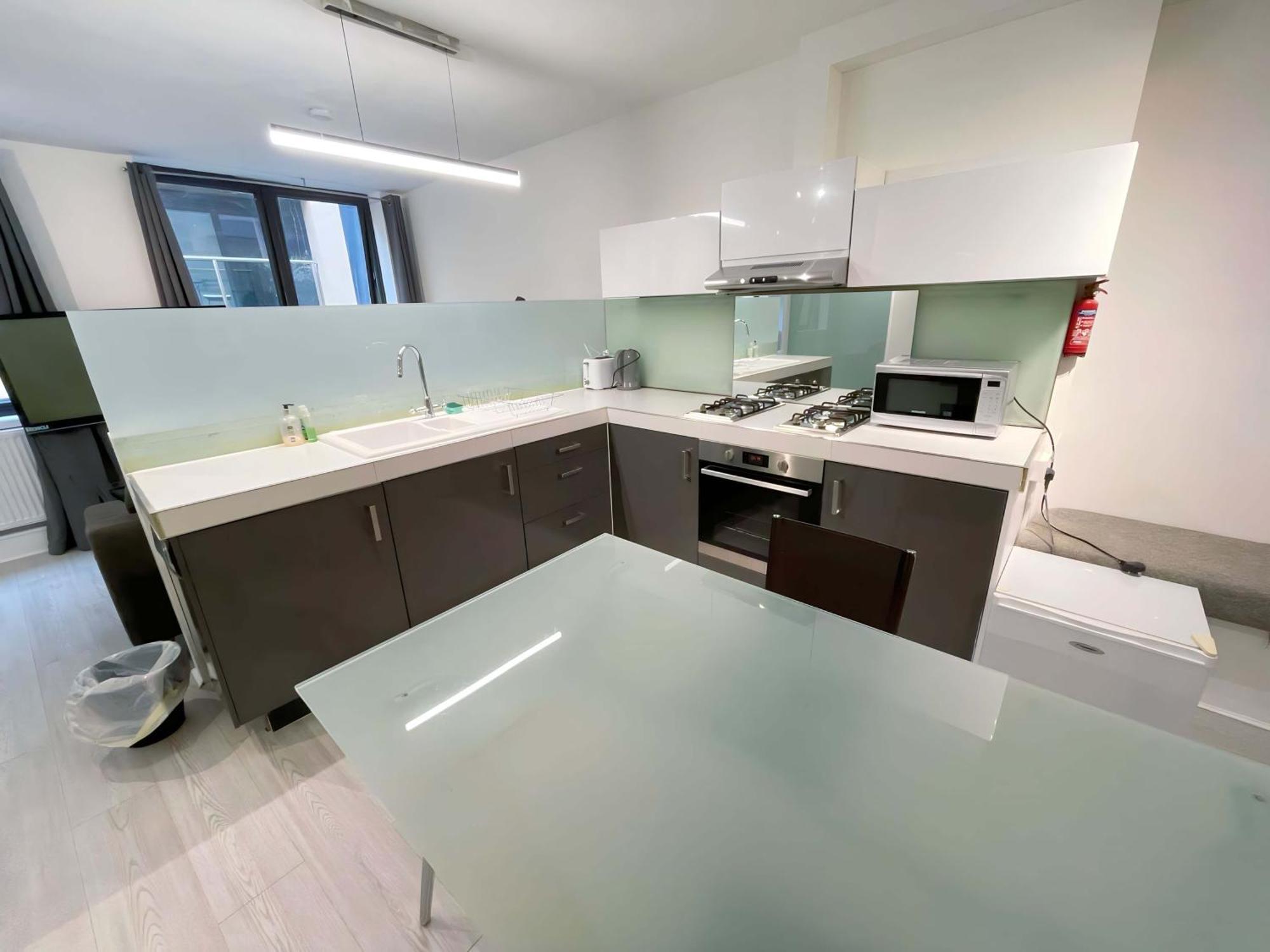 2 Bdrm Contemporary Apartamento