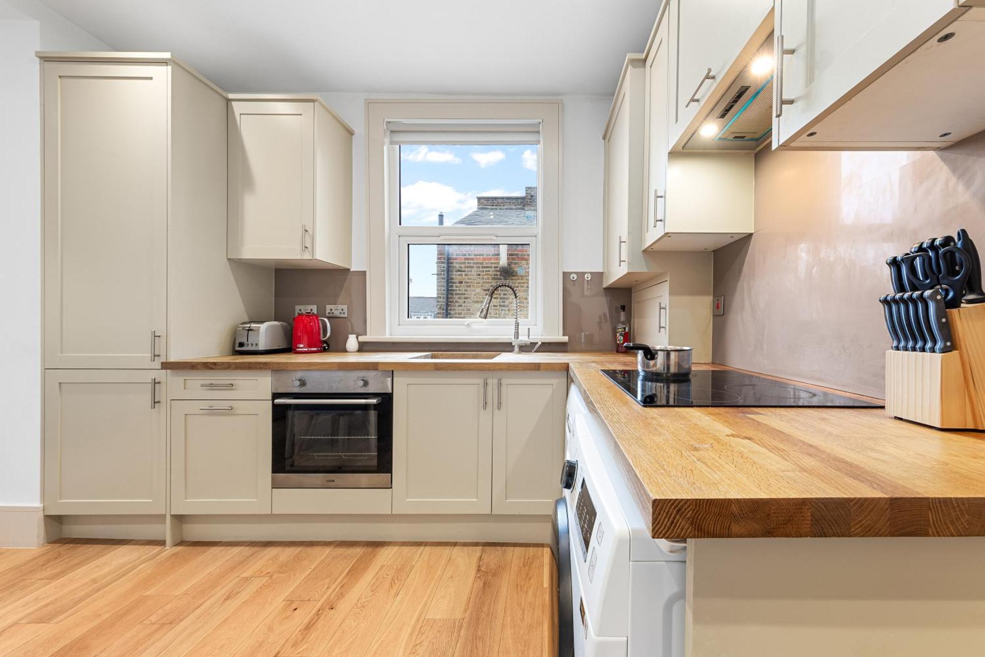 Modern Spacious 1 Bed Flat Near Richmond Park Appartement Londen
