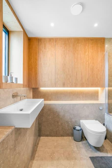 Tottenham- Exquisite 4-bed Retreat With Ping Pong And Pool - Sleeps 7, Free Parking, Contractors & Long Welcome