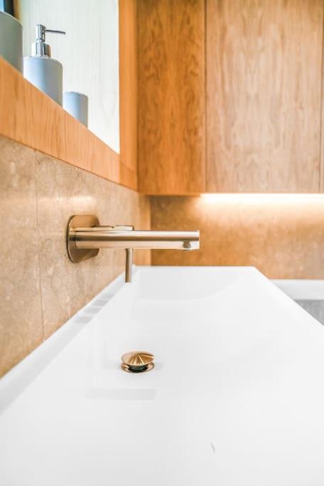 Tottenham- Exquisite 4-bed Retreat With Ping Pong And Pool - Sleeps 7, Free Parking, Contractors & Long Welcome Apartamento *
