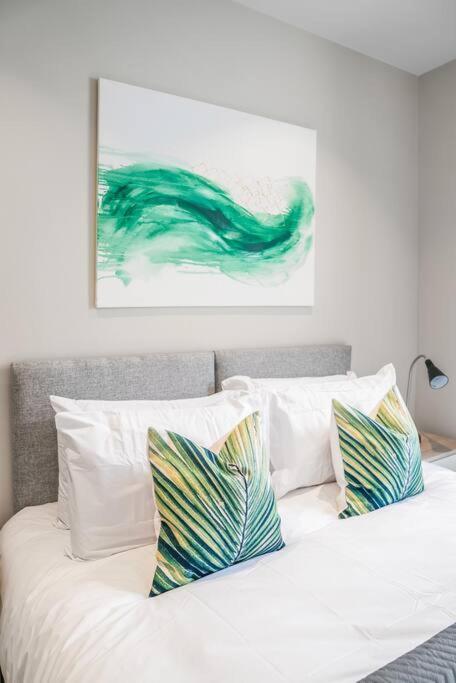 Tottenham- Exquisite 4-bed Retreat With Ping Pong And Pool - Sleeps 7, Free Parking, Contractors & Long Welcome Apartamento Londres