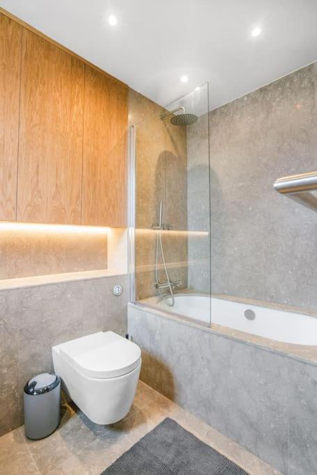 Tottenham- Exquisite 4-bed Retreat With Ping Pong And Pool - Sleeps 7, Free Parking, Contractors & Long Welcome London