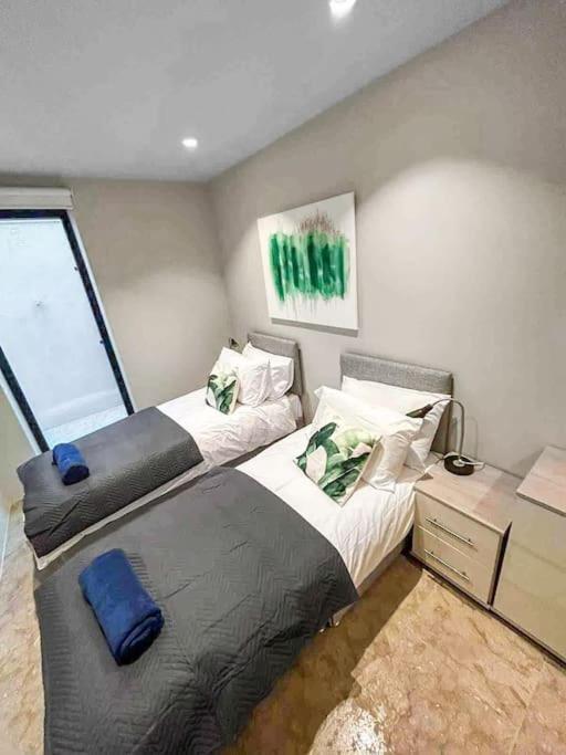 Tottenham- Exquisite 4-bed Retreat With Ping Pong And Pool - Sleeps 7, Free Parking, Contractors & Long Welcome Apartment *