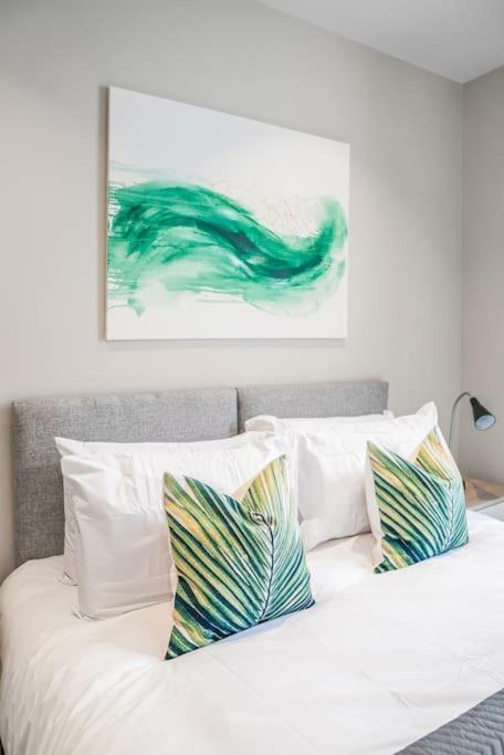 Apartamento Tottenham- Exquisite 4-bed Retreat With Ping Pong And Pool - Sleeps 7, Free Parking, Contractors & Long Welcome *