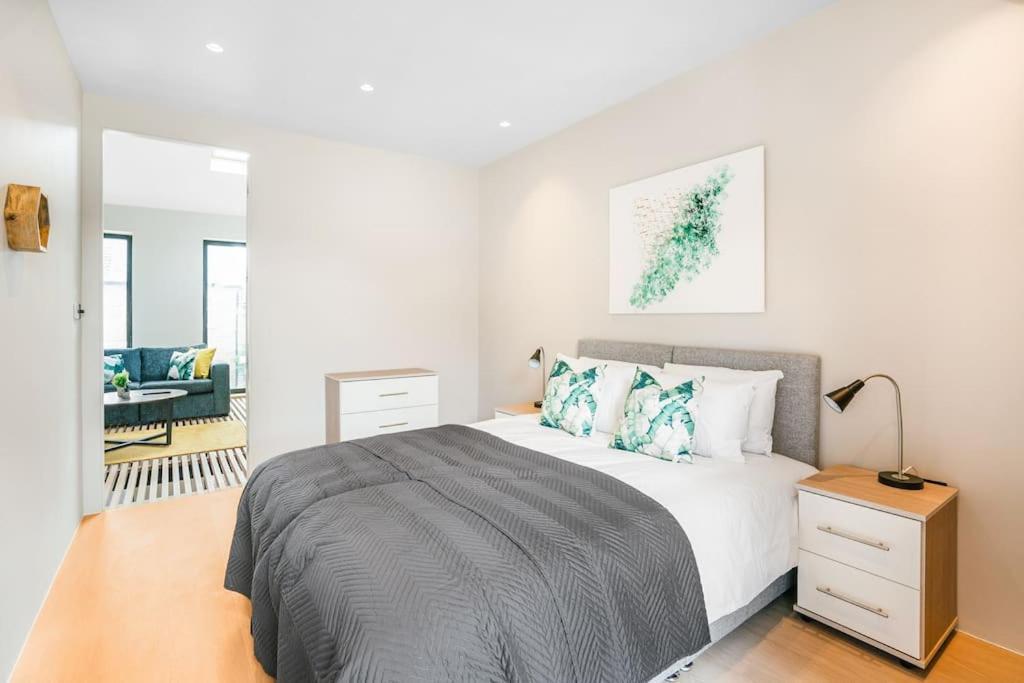 Tottenham- Exquisite 4-bed Retreat With Ping Pong And Pool - Sleeps 7, Free Parking, Contractors & Long Welcome * London