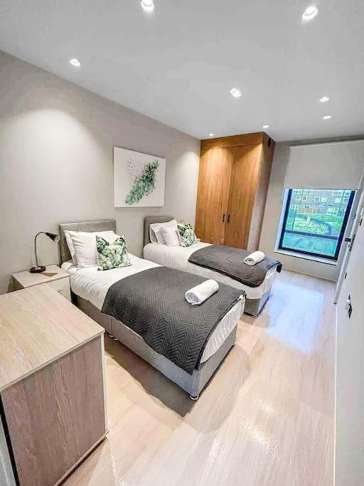 Tottenham- Exquisite 4-bed Retreat With Ping Pong And Pool - Sleeps 7, Free Parking, Contractors & Long Welcome Apartment