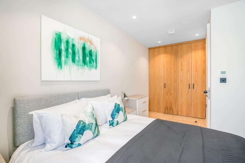 Apartamento Tottenham- Exquisite 4-bed Retreat With Ping Pong And Pool - Sleeps 7, Free Parking, Contractors & Long Welcome *
