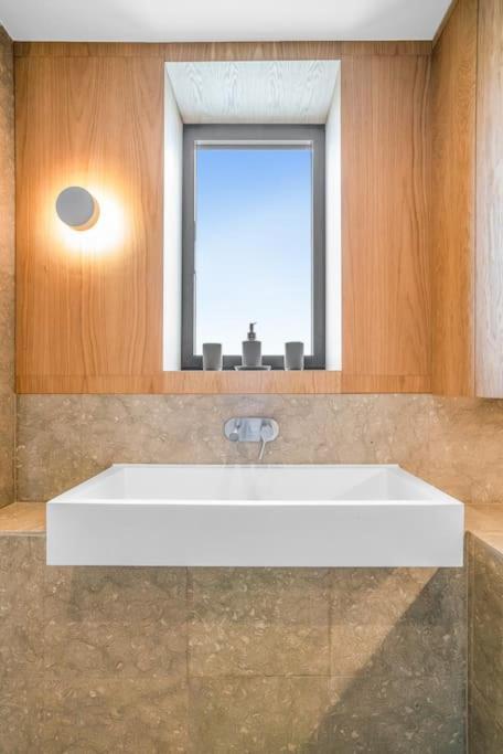 Tottenham- Exquisite 4-bed Retreat With Ping Pong And Pool - Sleeps 7, Free Parking, Contractors & Long Welcome * Londres