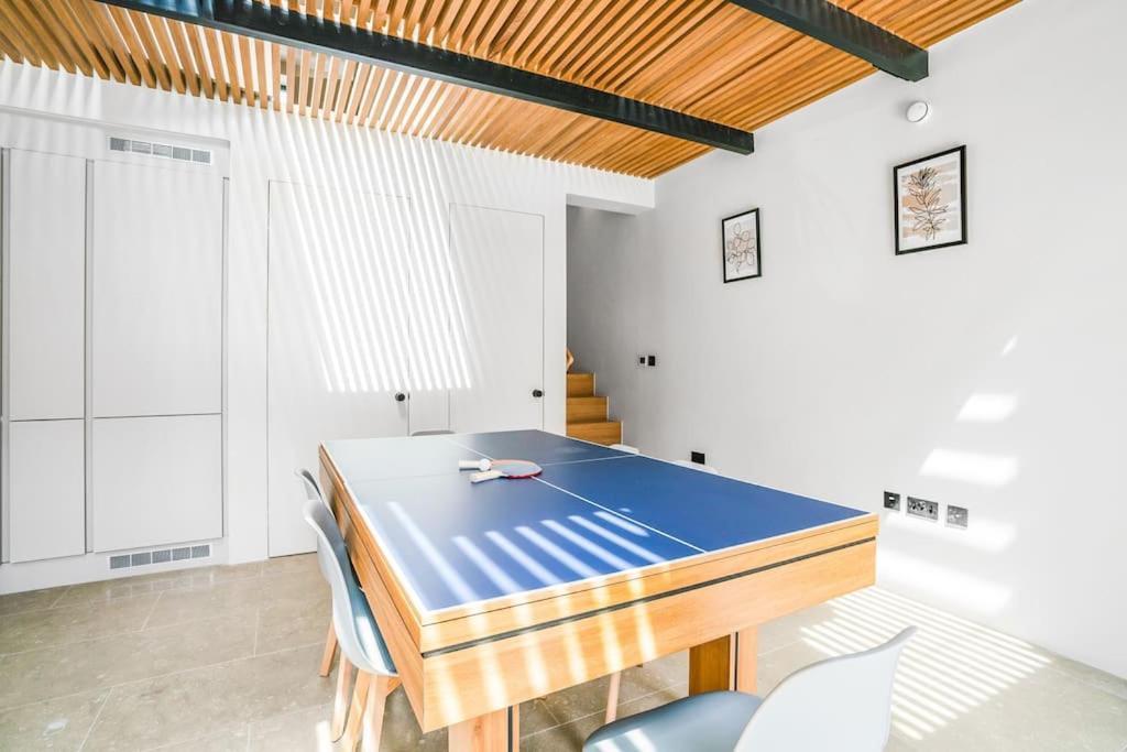 Tottenham- Exquisite 4-bed Retreat With Ping Pong And Pool - Sleeps 7, Free Parking, Contractors & Long Welcome Apartment London