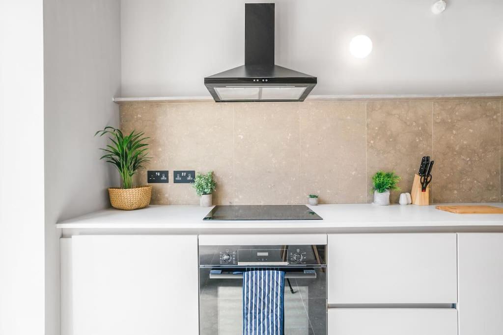 Tottenham- Exquisite 4-bed Retreat With Ping Pong And Pool - Sleeps 7, Free Parking, Contractors & Long Welcome Apartment London