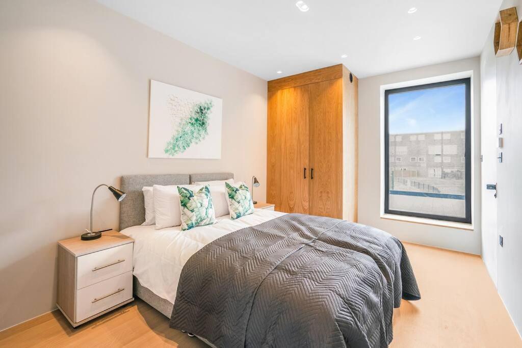 Apartamento Tottenham- Exquisite 4-bed Retreat With Ping Pong And Pool - Sleeps 7, Free Parking, Contractors & Long Welcome *
