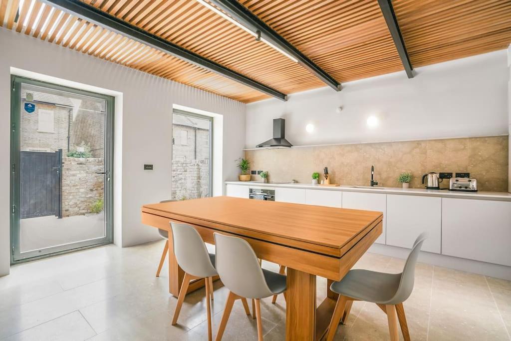 Tottenham- Exquisite 4-bed Retreat With Ping Pong And Pool - Sleeps 7, Free Parking, Contractors & Long Welcome