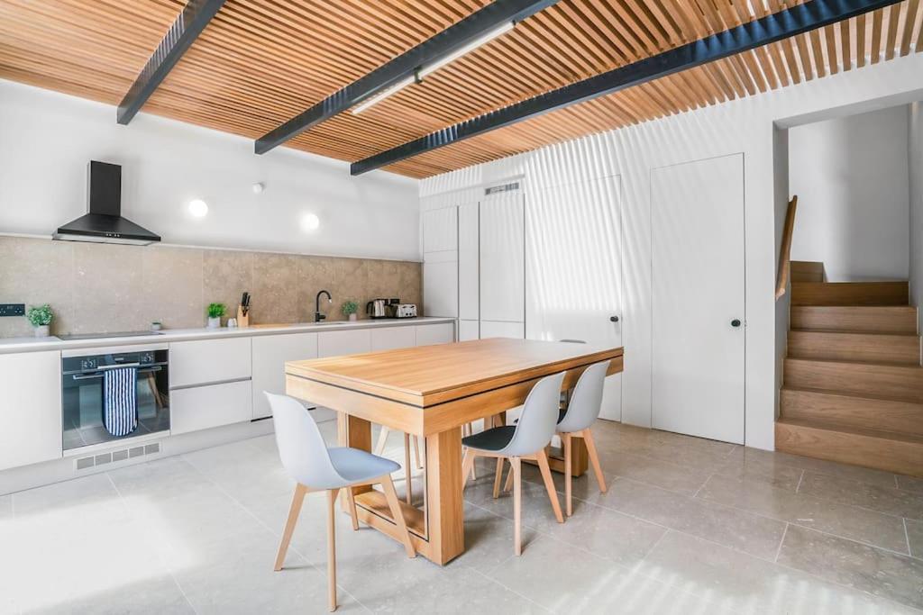Tottenham- Exquisite 4-bed Retreat With Ping Pong And Pool - Sleeps 7, Free Parking, Contractors & Long Welcome Apartamento *