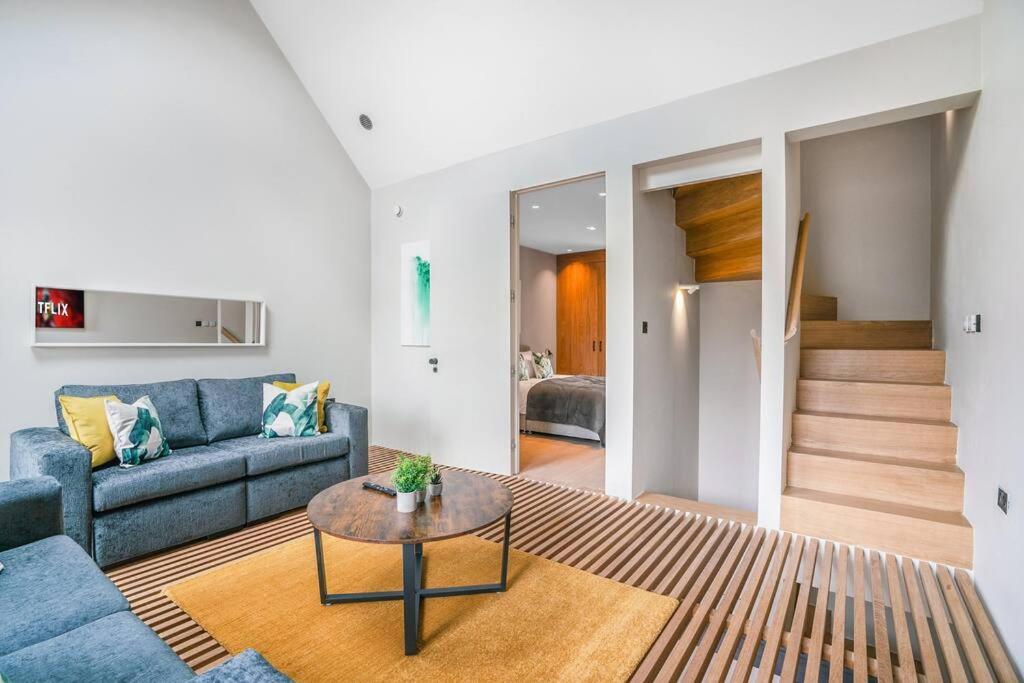 Tottenham- Exquisite 4-bed Retreat With Ping Pong And Pool - Sleeps 7, Free Parking, Contractors & Long Welcome Apartment London