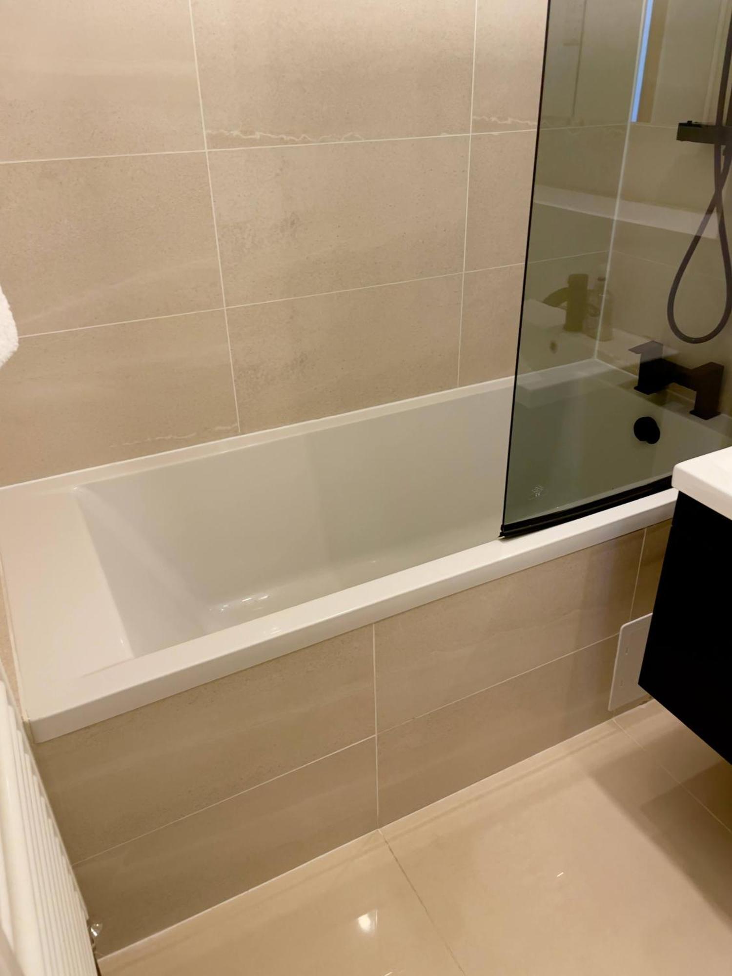 Bright And Beautiful 2bdr Flat Apartment *