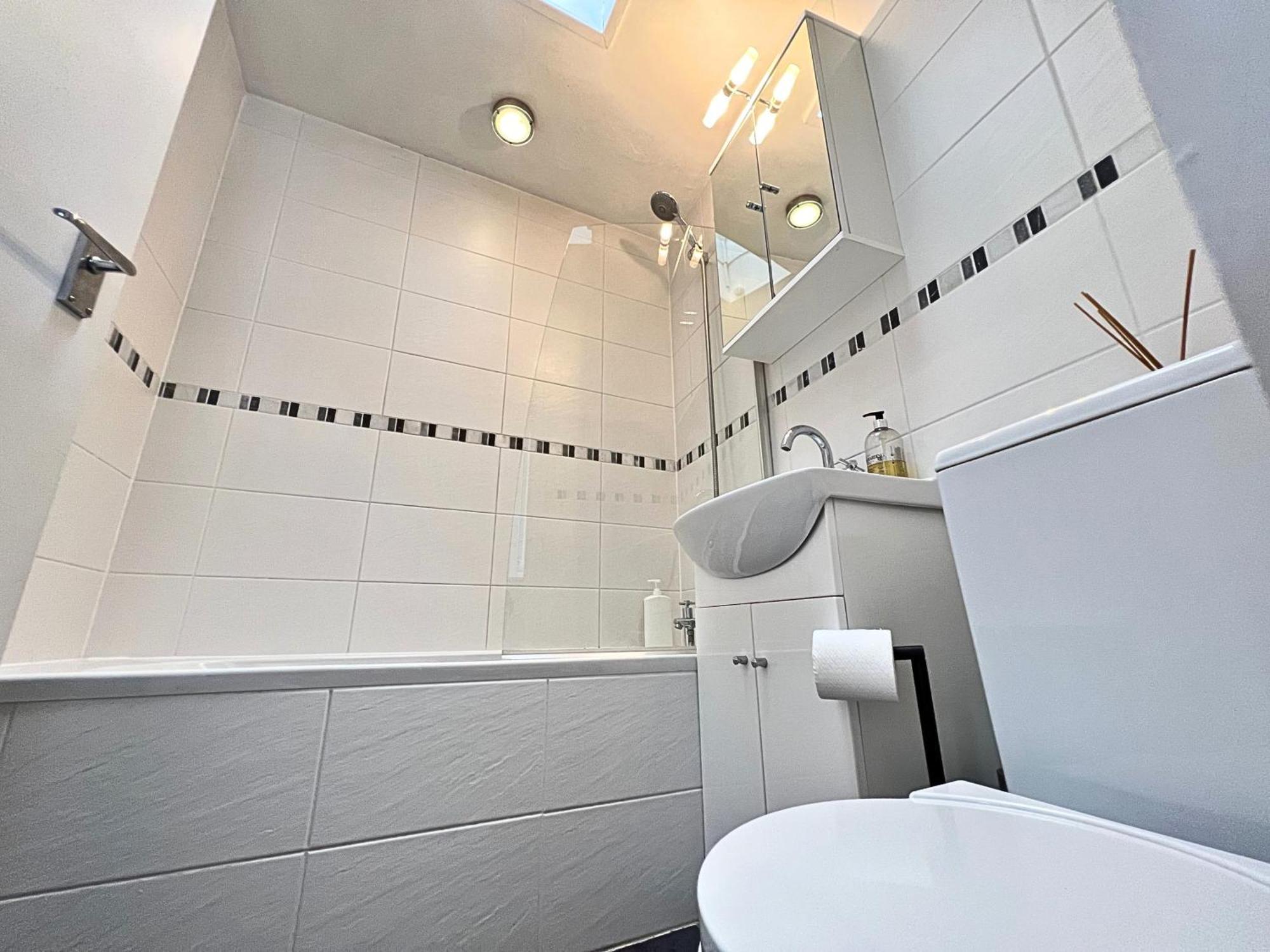 Kensington 2 Bedroom House-big Living Area And Kitchen-harrods-national History Museum-hyde Park-near 2 Underground Lines Londen