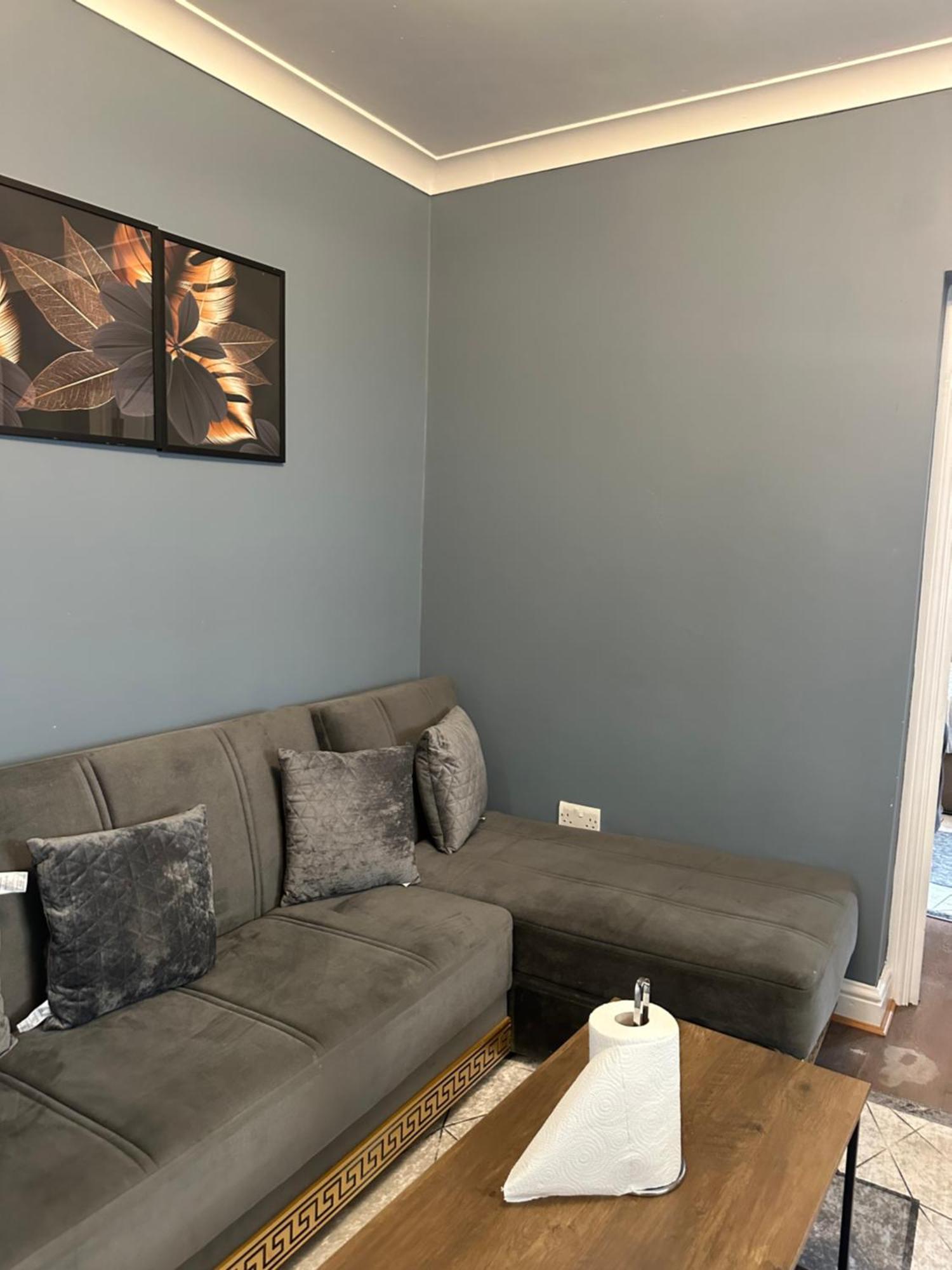 Amazing Ground Floor One Bedroom Forest Road Apartment