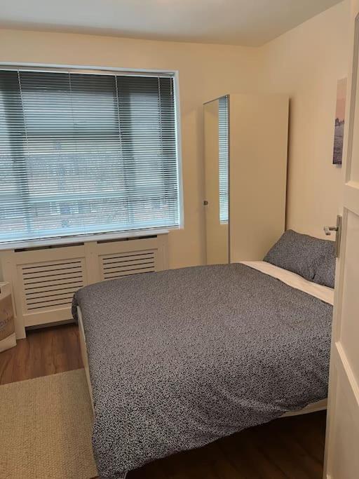 Flat In White - Westfield *