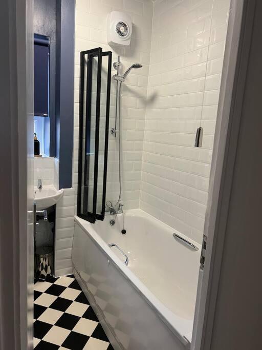 Flat In White - Westfield