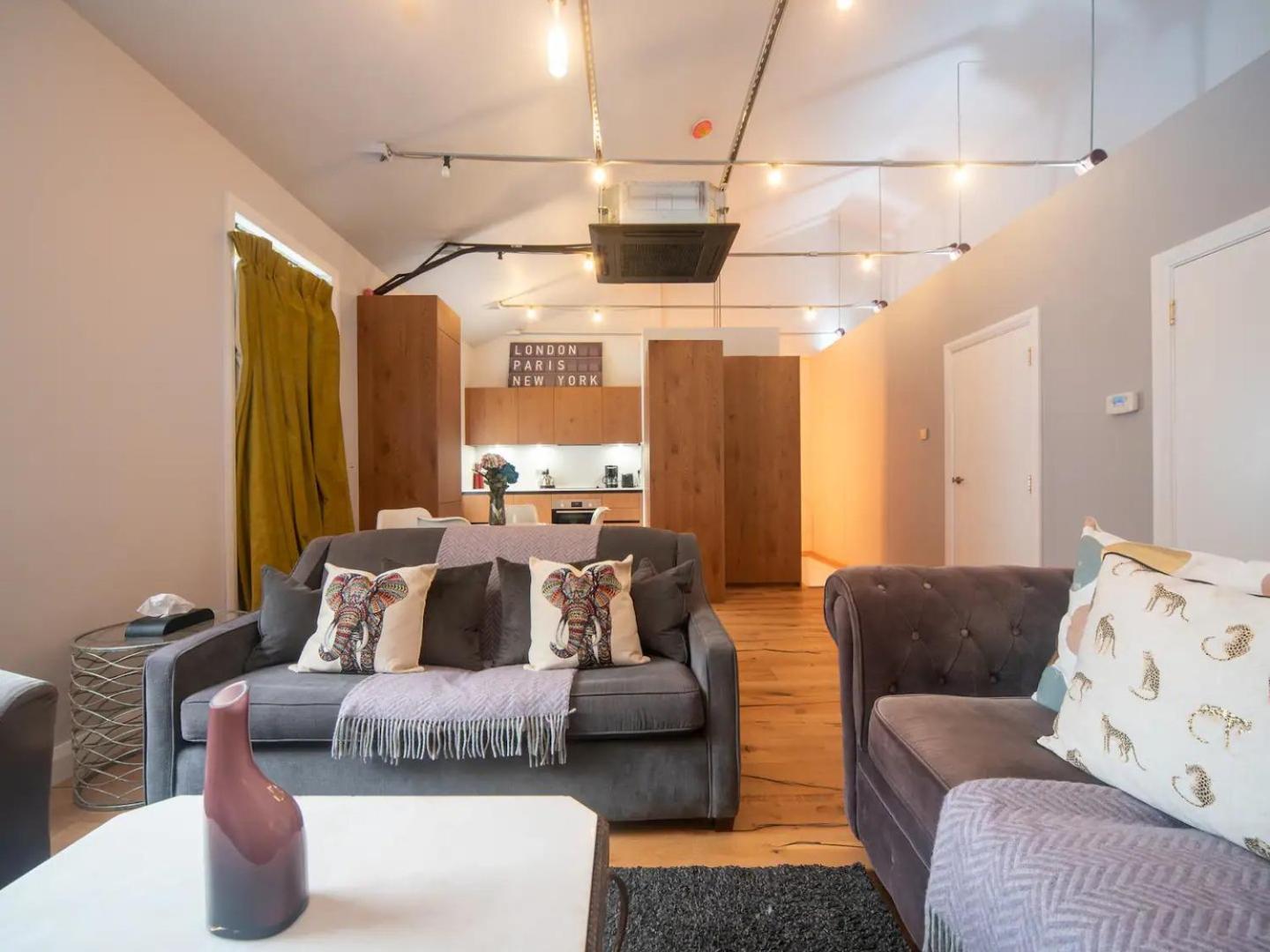 Pass The Keys A Vibrant Characterful Mews House With Air Con Appartement