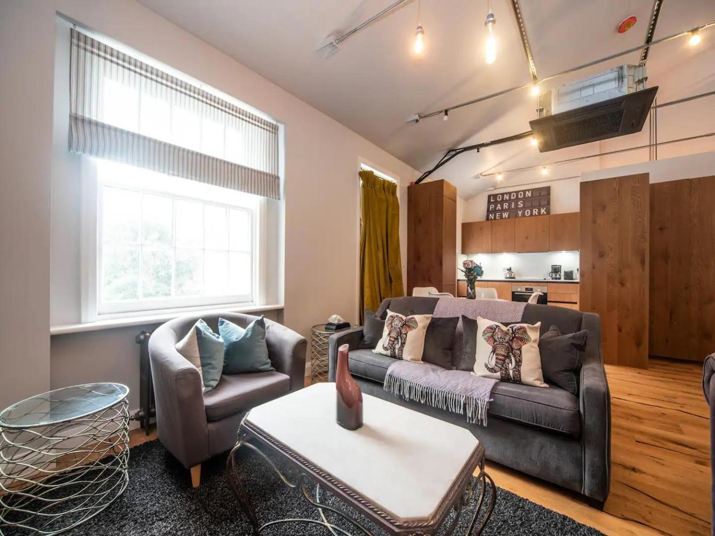 Appartement Pass The Keys A Vibrant Characterful Mews House With Air Con