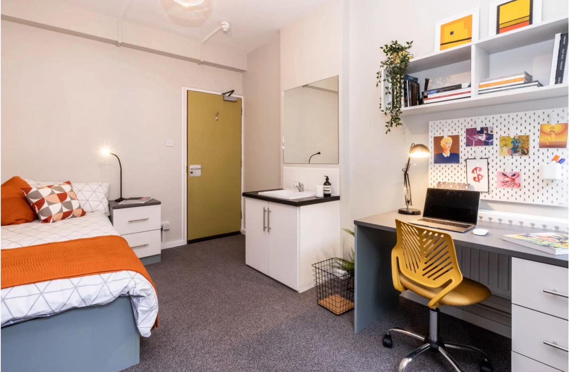 Spacious With Shared Facilities *
