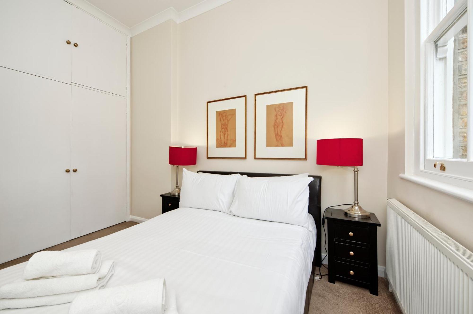 Elegant Earl's Court Flat By Underthedoormat *