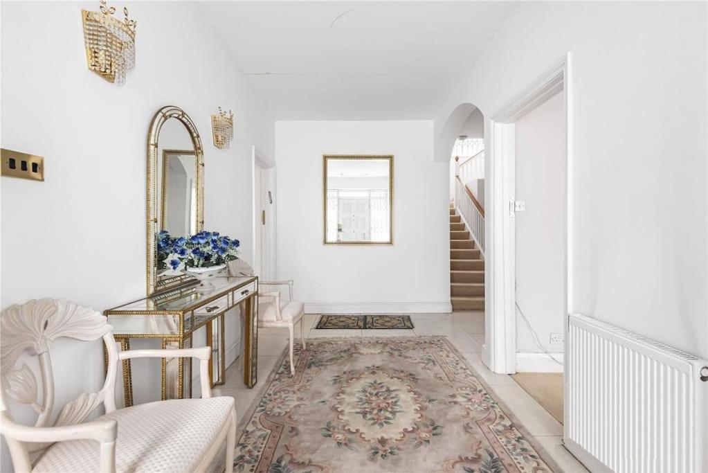 Large 5 Bedroom House In Finchley
