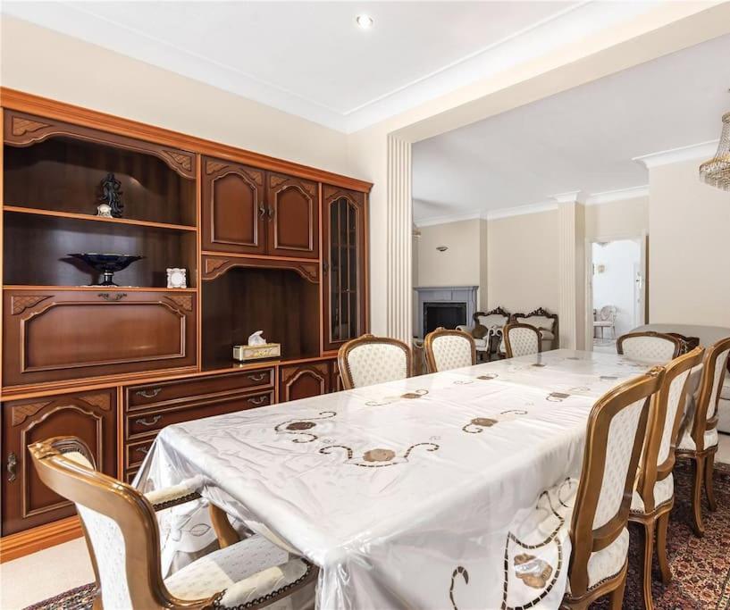 Large 5 Bedroom House In Finchley Apartamento *