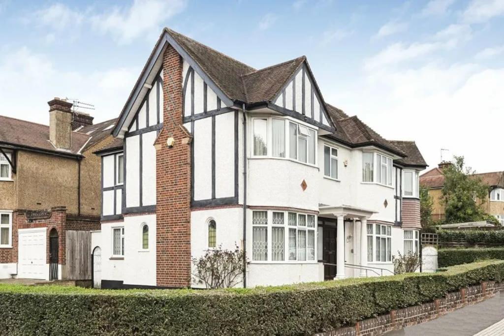 Large 5 Bedroom House In Finchley