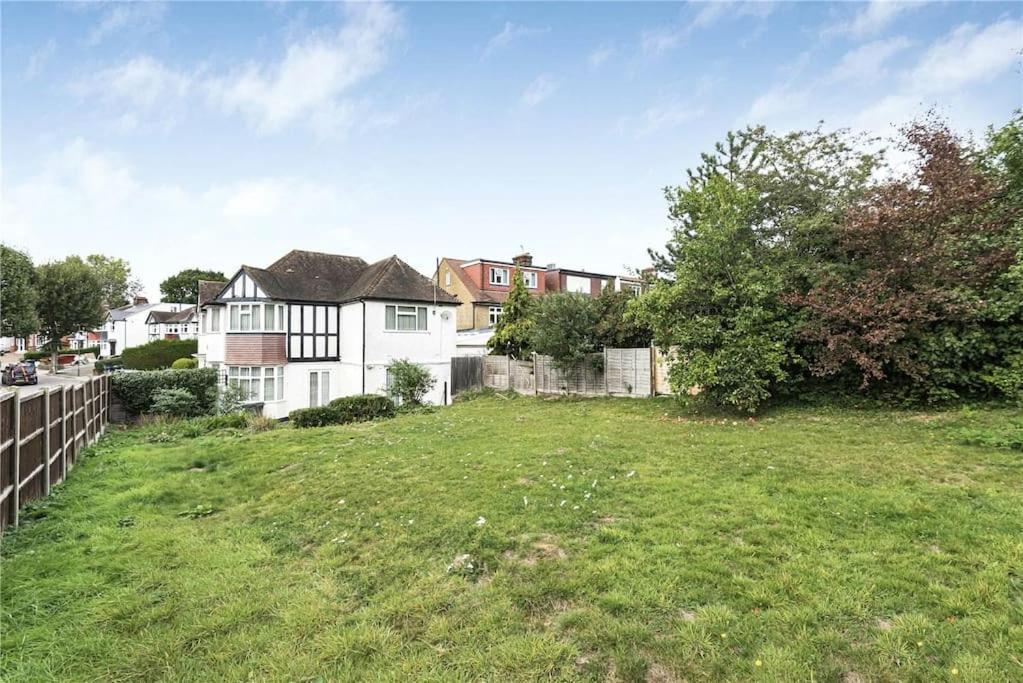Large 5 Bedroom House In Finchley