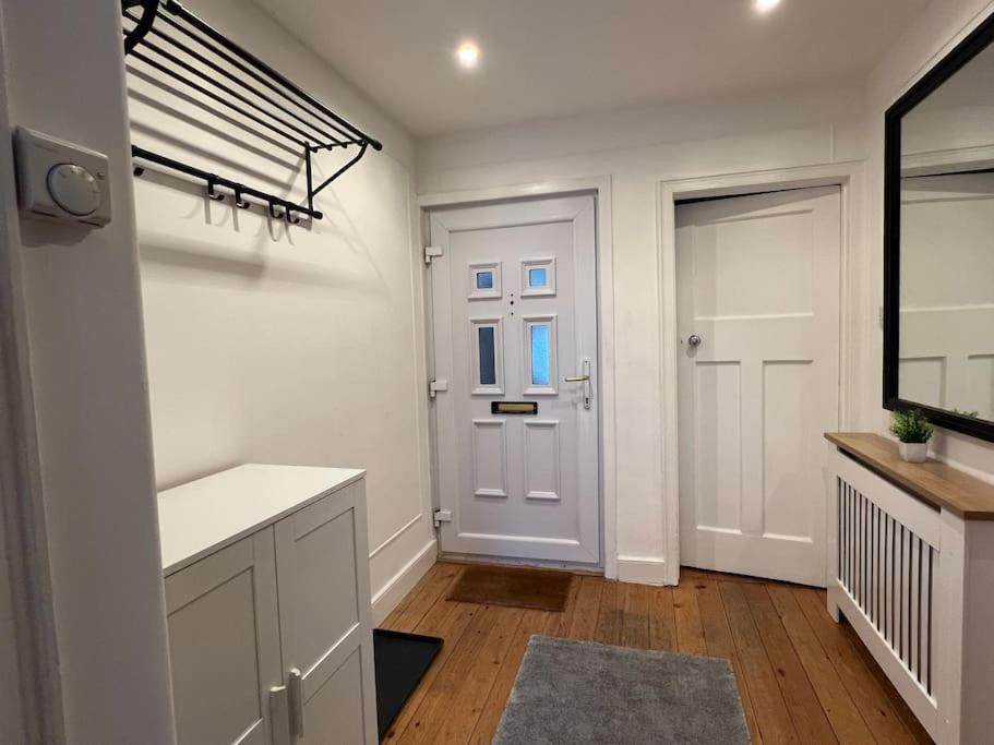 3 Bed Luxury House, 10 Min Walk To Underground