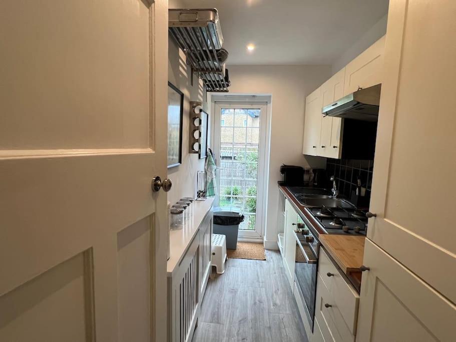 3 Bed Luxury House, 10 Min Walk To Underground *